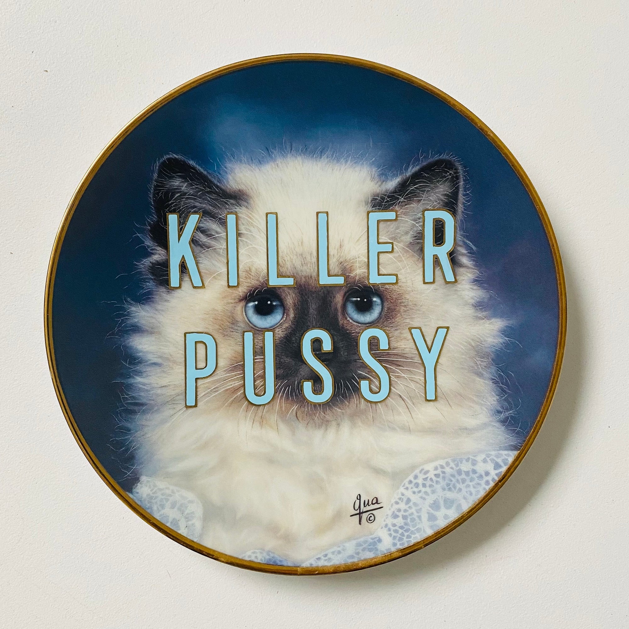 Decorative plate with a cat illustration and 'KILLER PUSSY' text on a white background